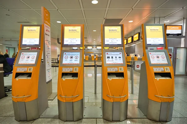 MÜZİK, GERMANY - CIRCA JANUARY, 2020: Münih Havaalanı, Terminal 2 'deki self-servis check-in tesisleri.