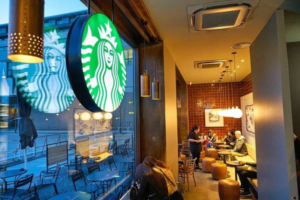 Berlín Alemania Circa Septiembre 2019 Plano Interior Starbucks Berlín — Foto de Stock