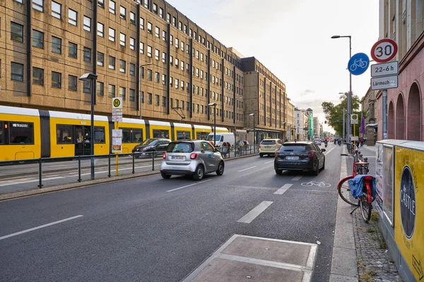 Berlim Alemanha Circa Septembro 2019 Bombardeiro Flexity Berlin Visto Noite — Fotografia de Stock