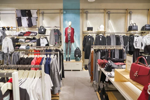 MOSCOW, RUSSIA - SEPTEMBER 14, 2019: interior shot of Stradivarius store at Salaris shopping mall in Moscow. Stradivarius is an international women clothing fashion brand from Spain. — Stock Image Moscow Russia September 2019 Interior Shot Stradivarius Store Salaris Shopping Royalty Free Stock Images