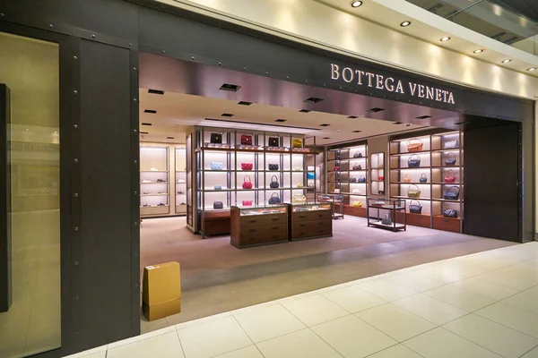 BANGKOK, THAILAND - CIRCA JANUARY, 2020: bags on display at Bottega Veneta store in Suvarnabhumi Airport. — Stock Image Bangkok Thailand Circa January 2020 Bags Display Bottega Veneta Store Stock Photo