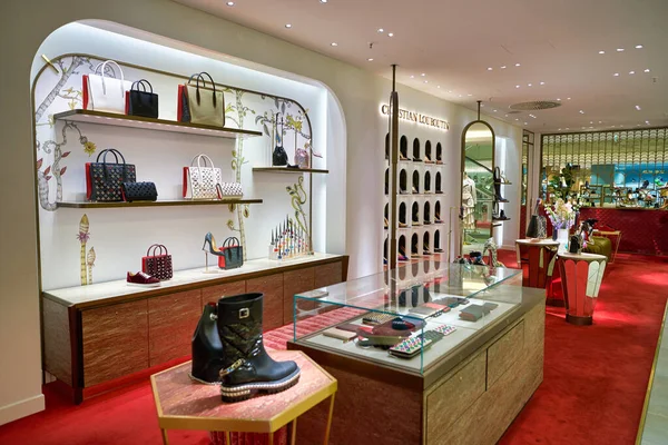 BERLIN, GERMANY - CIRCA SEPTEMBER, 2019: Christian Louboutin bags and shoes on display at the Kaufhaus des Westens (KaDeWe) department store in Berlin. — Stock Image Berlin Germany Circa September 2019 Christian Louboutin Bags Shoes Display Stock Picture