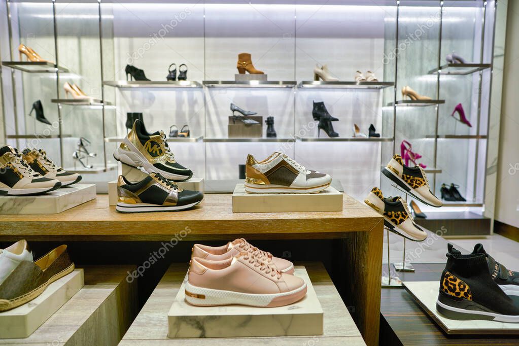 BERLÍN, ALEMANIA - CIRCA SEPTIEMBRE Los zapatos de Michael Kors se exhiben en los grandes almacenes Kaufhaus des Westens (KaDeWe) de Berlín. 2023