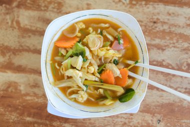 Kızarmış erişte ilave edin