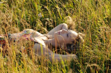 kadın çim üzerinde yalan