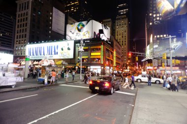 times square yakınındaki bölgede gece