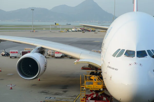 Самолет Airbus A380 авиакомпании Emirates приземлился в аэропорту — стоковое фото