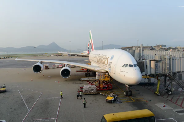 Emirates A380-800 docked in Airport — Stock Photo, Image