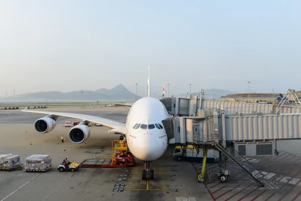 空港にエミレーツ A380 800 ドッキング — ストック写真