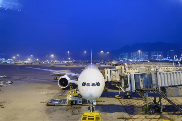 Jet airliner docked in airport — Stock Photo, Image