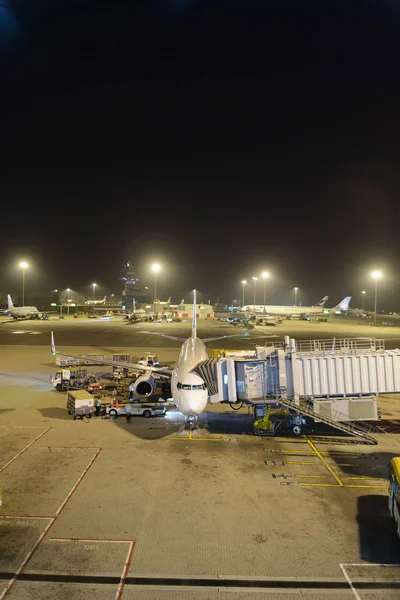 Passagiersvliegtuig aangemeerd in luchthaven — Stockfoto