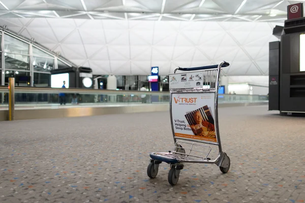 Chariot à bagages à l'aéroport — Photo