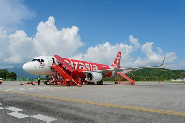 Vuelo en jet Airasia — Foto de Stock