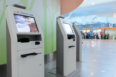 havaalanında check-in büfeleri
