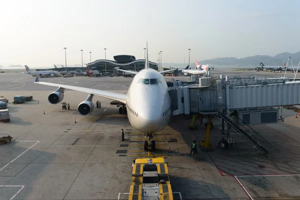 Aviones a reacción atracados en aeropuerto — Foto de Stock