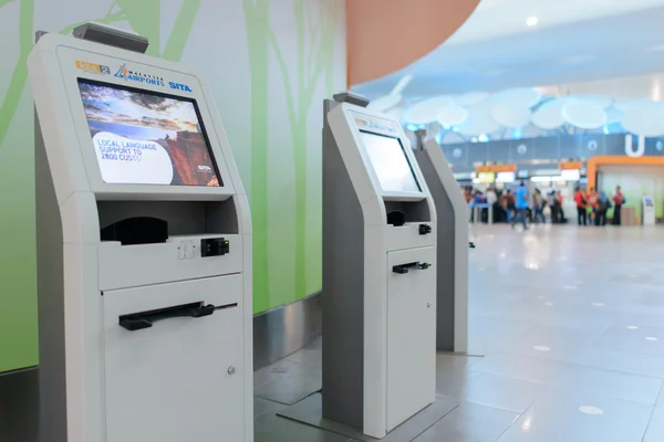 Incheckningsautomater på flygplatsen — Stockfoto