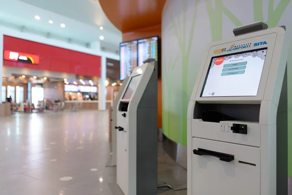 Incheckningsautomater på flygplatsen — Stockfoto