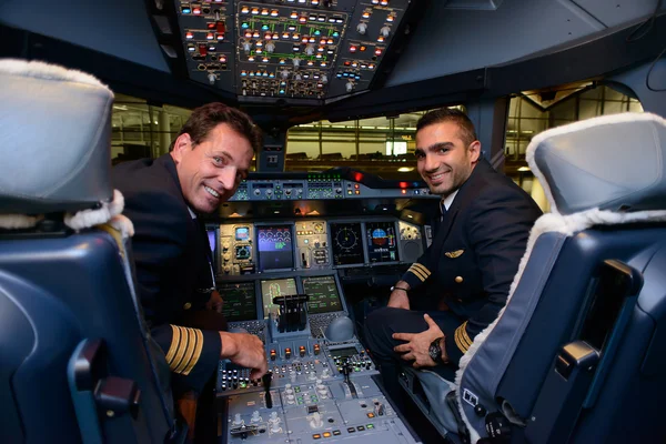 Pilots in Emirates Airbus A380 — Stock Photo, Image