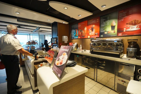 Интерьер McDonald 's в аэропорту Орли — стоковое фото
