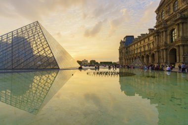Louvre Sarayı ve piramit