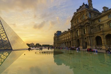 Louvre Sarayı ve piramit