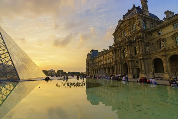 Louvren palace och pyramid — Stockfoto