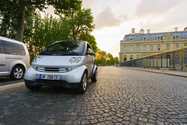 Автомобілі на Париж вулиця — стокове фото