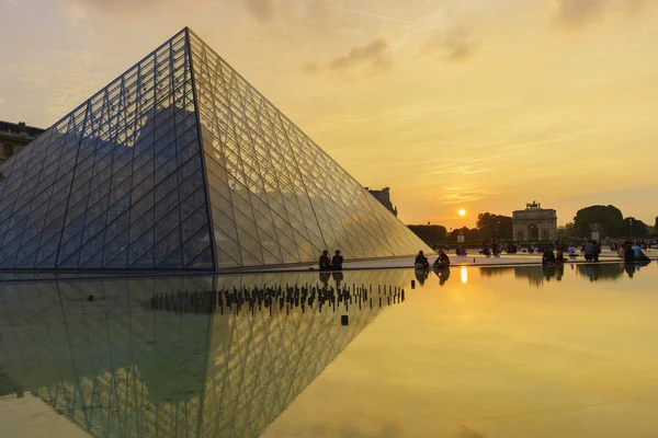 Louvren palace och pyramid — Stockfoto