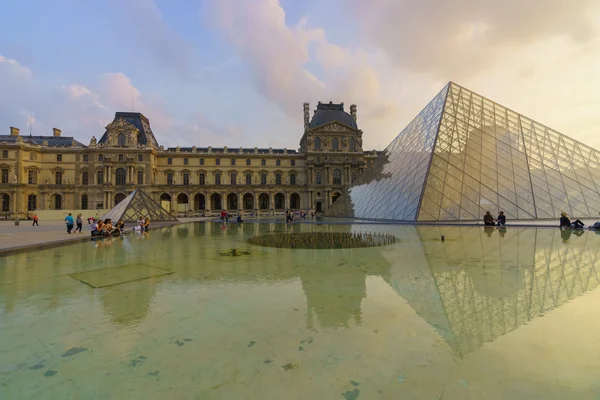 Palacio del Louvre y pirámide — Foto de Stock