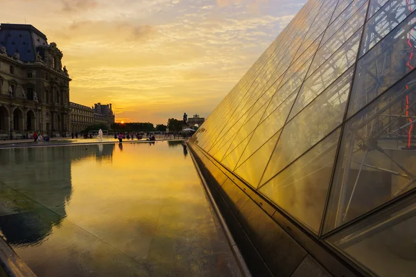 Louvre Sarayı ve piramit — Stok fotoğraf