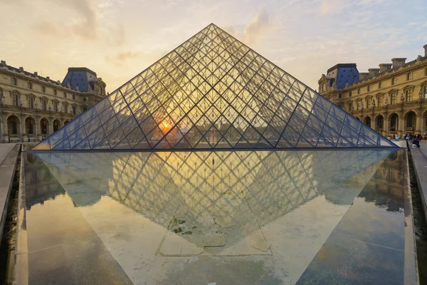 Louvren palace och pyramid — Stockfoto