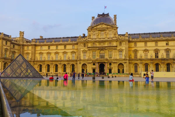 Лувр дворец и пирамида — стоковое фото