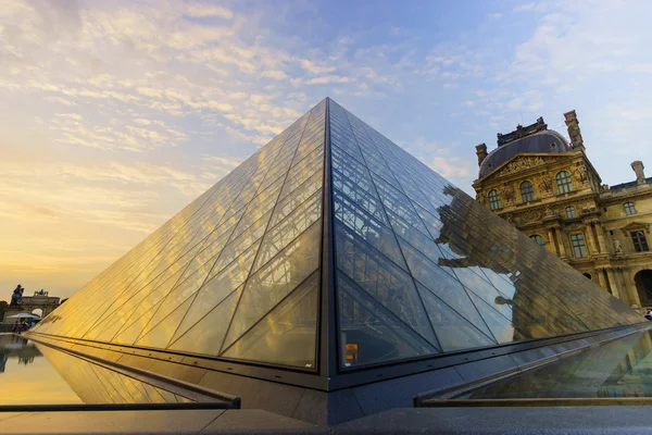 Palais du Louvre et pyramide — Photo