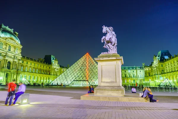 Palácio do Louvre e pirâmide — Fotografia de Stock