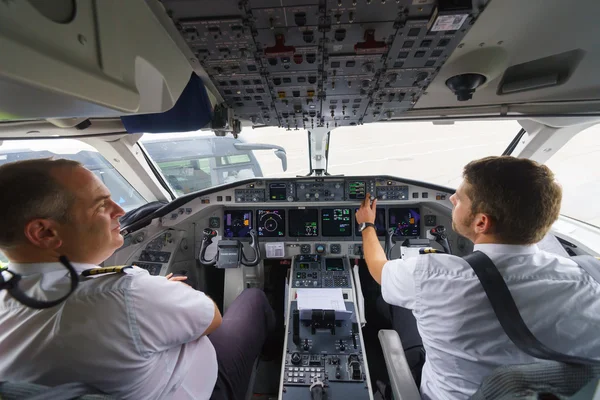 Пилоты в кабине самолета — стоковое фото