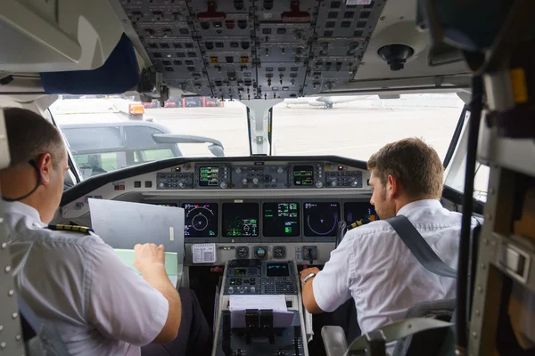 Pilotos no cockpit da aeronave — Fotografia de Stock