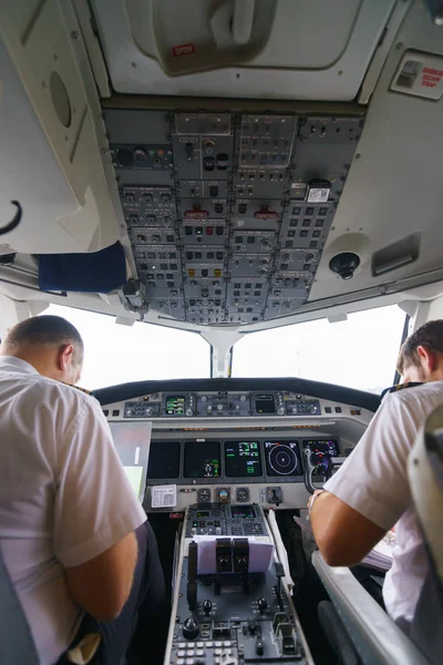 Pilotos no cockpit da aeronave — Fotografia de Stock