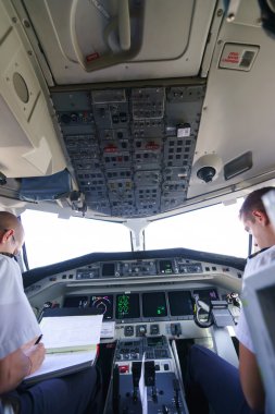 Pilotlar uçağın kokpit içinde