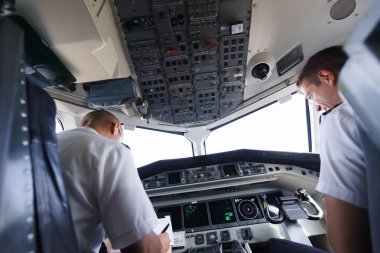 Pilotlar uçağın kokpit içinde