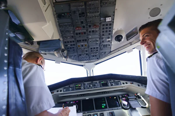 Pilotos en cabina de avión — Foto de Stock