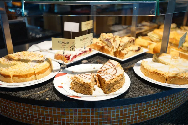 Десерты в кафе в аэропорту — стоковое фото