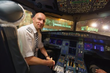 Pilotlar uçağın kokpit içinde