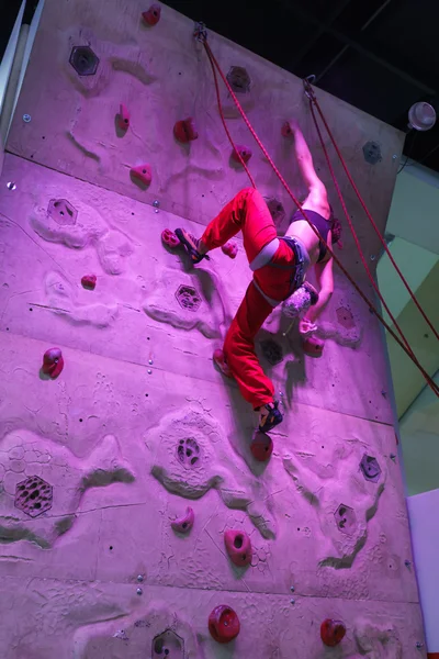 Mulher escalando na parede — Fotografia de Stock