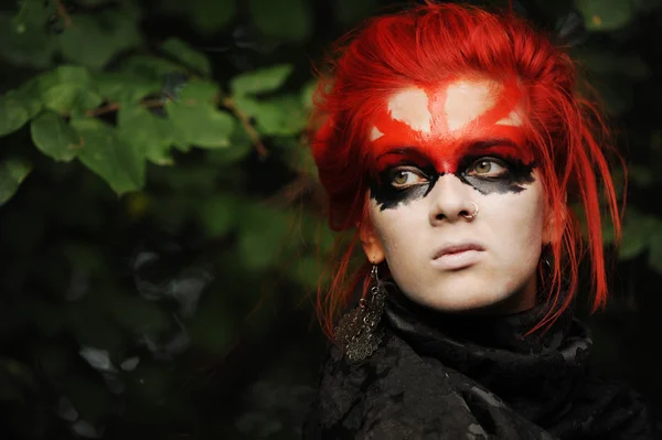 Frau mit roten Haaren und Maske — Stockfoto