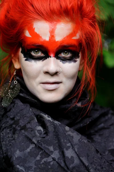 Mulher de cabelo vermelho na máscara — Fotografia de Stock