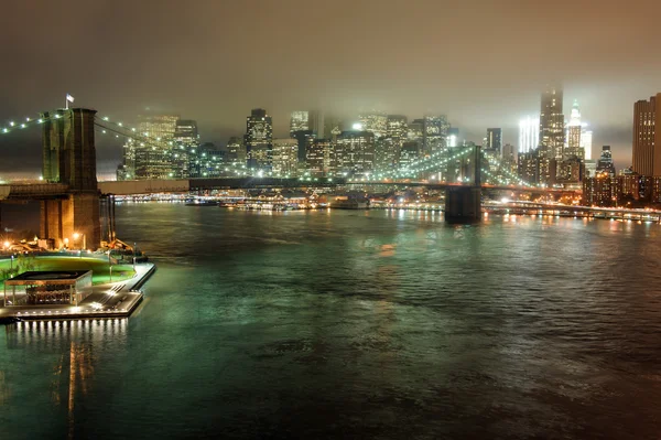 Arranha-céus de Manhattan à noite — Fotografia de Stock