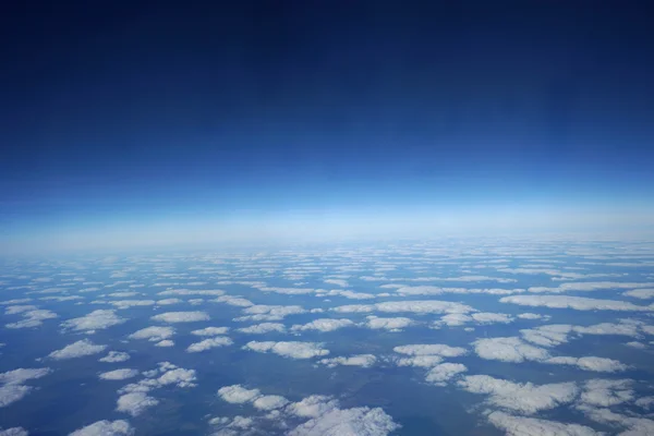 Вид с воздуха над облаками — стоковое фото