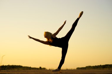 kurdele ile kadın dansçı