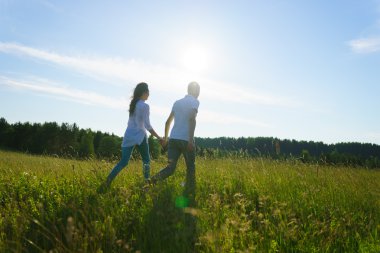 genç bir çift yürüyüş