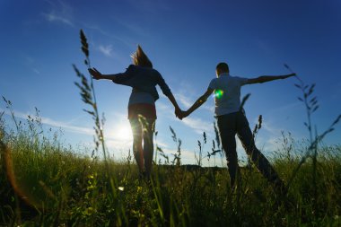 genç bir çift yürüyüş